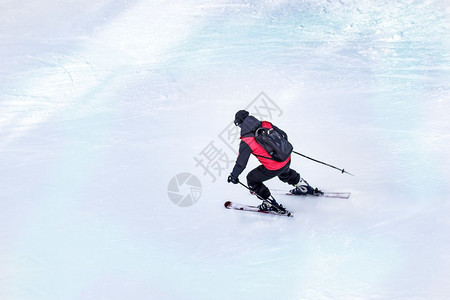 红大衣和黑色背包滑雪手者在Sunny冬日滑雪斜坡上者在土耳其的uludag山布尔萨Bursa有复制空间红大衣和黑色背包滑雪者有红图片