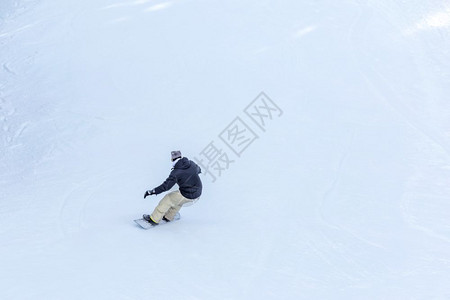 土耳其乌鲁达格山布尔萨阳光明媚的冬日滑雪坡上新鲜的白雪上的男子滑雪板在新鲜的白雪上滑雪图片