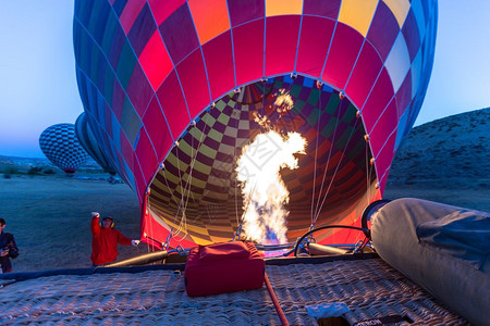 准备热气球飞过土耳其安纳托利亚的卡帕多西河谷准备热气球飞过土耳其安纳托利亚的卡帕多西河谷卡帕多西亚是使用热气球飞行的旅游景点NE图片