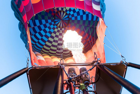 准备热气球飞过土耳其安纳托利亚的卡帕多西河谷准备热气球飞过土耳其安纳托利亚的卡帕多西河谷卡帕多西亚是使用热气球飞行的旅游景点NE图片