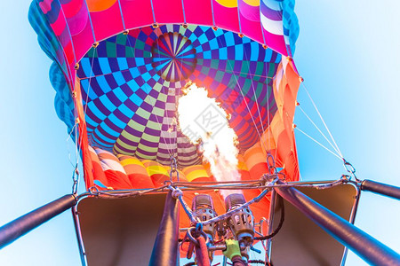 准备热气球飞过土耳其安纳托利亚的卡帕多西河谷准备热气球飞过土耳其安纳托利亚的卡帕多西河谷卡帕多西亚是使用热气球飞行的旅游景点NE图片