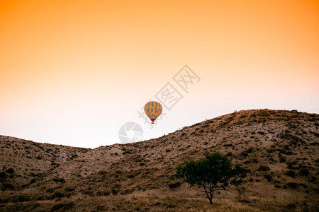 在土耳其安纳托利亚卡帕多西山谷上空飞行的多彩热气球土耳其阿纳托利亚卡帕多西NEVSEHIRTURKEYJULY23016年在土耳图片