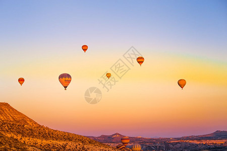在土耳其安纳托利亚卡帕多西山谷上空飞行的多彩热气球土耳其阿纳托利亚卡帕多西NEVSEHIRTURKEYJULY23016年在土耳图片