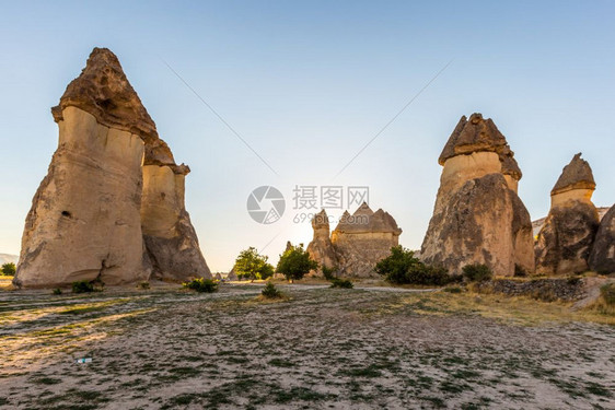 卡帕多西亚的童话故事烟囱旅游景点以热气球飞翔土耳其卡帕多西亚的戈雷梅土耳其卡帕多西亚的童话故事烟囱土耳其蓝天背景图片