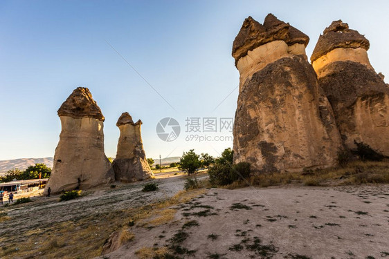 卡帕多西亚的童话故事烟囱旅游景点以热气球飞翔土耳其卡帕多西亚的戈雷梅土耳其卡帕多西亚的童话故事烟囱土耳其蓝天背景图片