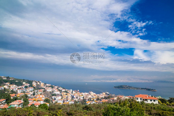 Burgazada空中景观图是马尔拉海第三大王子群岛靠近土耳其伊斯坦布尔2015年月8日Burgazada空中景观图是亲王群岛第图片