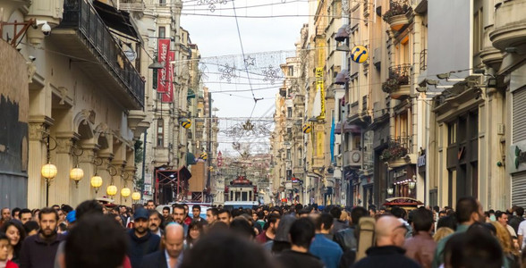 2014年月6日土耳其伊斯坦布尔Beyoglu区流行街道Istiklal街2014年月6日土耳其伊斯坦布尔Beyoglu区图片