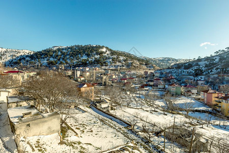 Sertavul山口的雪覆盖房屋在寒冷的冬季日土耳其梅辛Sertavul山口的雪覆盖房屋景象图片