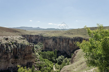 在土耳其Aksaray的Cappadocia南部沿峡谷切入火山岩图片