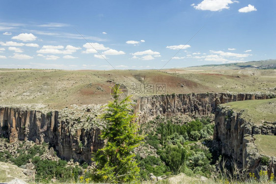 在土耳其Aksaray的Cappadocia南部沿峡谷切入火山岩图片