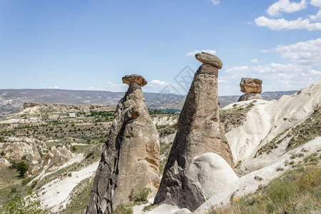 童话中的烟囱在卡帕多西亚与蓝天的背景在戈雷姆内夫塞希尔土耳其土耳其阿克萨雷伊拉拉山谷内景图片