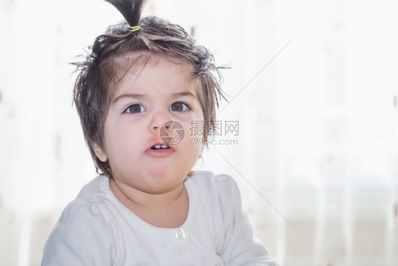 可爱小女婴的愤怒脸孔肖像图片