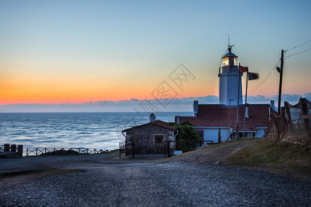土耳其锡诺普北部海岸旧白色英氏灯塔的日落视图图片