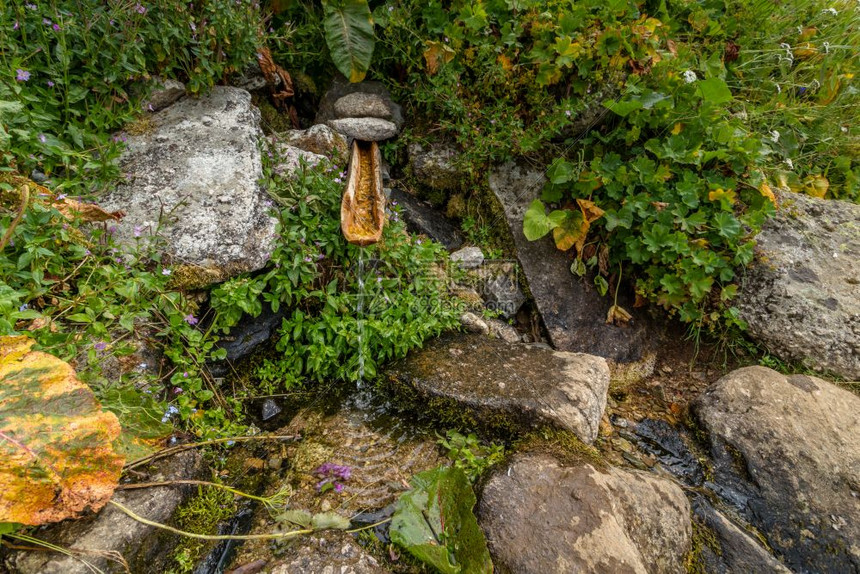 Kackarlar山上的Wooden喷泉土耳其东部黑海岸上空的山脉Rize土耳其Kackarlar山上的Wooden喷泉土耳其K图片