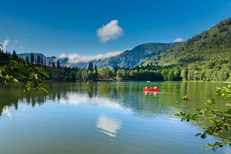 卡拉戈尔湾黑湖是东海旅游者当地人露营者和旅行最受欢迎的目地SavsatArtvin土耳其Artvin图片