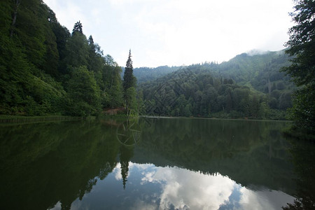 卡拉戈尔湾黑湖是东海旅游者当地人露营者和旅行最受欢迎的目地SavsatArtvin土耳其Artvin图片