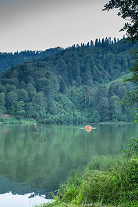 卡拉戈尔湾黑湖是东海旅游者当地人露营者和旅行最受欢迎的目地SavsatArtvin土耳其Artvin图片