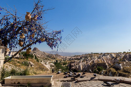 在土耳其卡帕多西亚州戈雷梅的蓝天背景GovercinlikValley和在土耳其蓝天背景的仙话烟囱卡帕多西亚是热气球最佳飞行地点图片