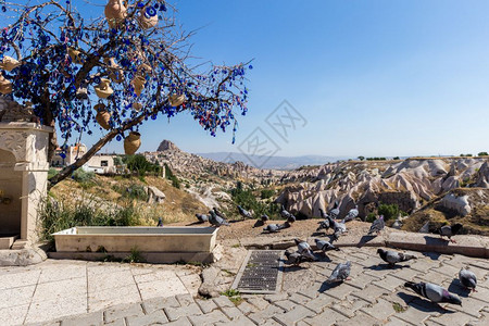 在土耳其卡帕多西亚州戈雷梅的蓝天背景GovercinlikValley和在土耳其蓝天背景的仙话烟囱卡帕多西亚是热气球最佳飞行地点图片