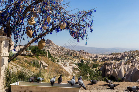土耳其蓝天背景的古弗利克谷纳扎尔斯埃维眼古弗利克谷盖茨和仙子故事烟囱卡帕多西亚是使用热气球飞行的最佳地点之一土耳其卡帕多西亚的G图片