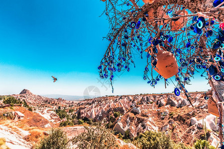 土耳其蓝天背景的古弗利克谷纳扎尔斯埃维眼古弗利克谷盖茨和仙子故事烟囱卡帕多西亚是使用热气球飞行的最佳地点之一土耳其卡帕多西亚的G图片