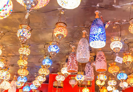挂在纪念品店出售的土耳其传统多彩手制灯和笼图片
