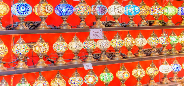挂在纪念品店出售的土耳其传统多彩手制灯和笼图片