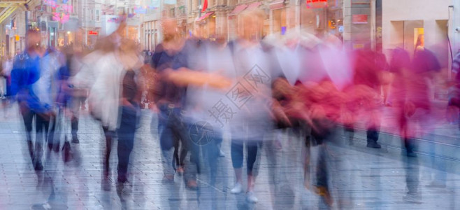 不明身份人士在土耳其伊斯坦布尔的Istiklal街上行走图片