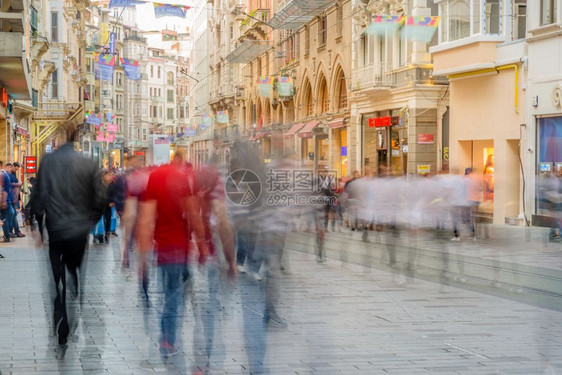 不明身份者在伊斯坦布尔的Istiklal街行走该是2018年4月9日土耳其伊斯坦布尔的受欢迎目地图片