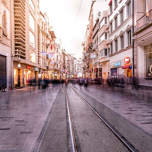 不明身份者在伊斯坦布尔的Istiklal街行走该是2018年4月9日土耳其伊斯坦布尔的受欢迎目地图片