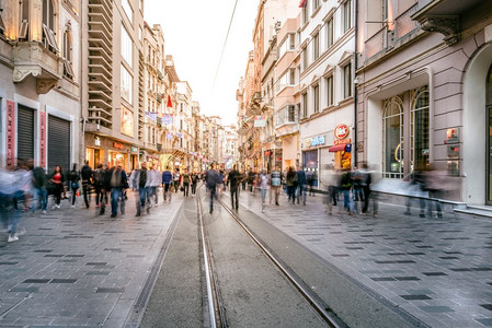 不明身份者在伊斯坦布尔的Istiklal街行走该是2018年4月9日土耳其伊斯坦布尔的受欢迎目地图片