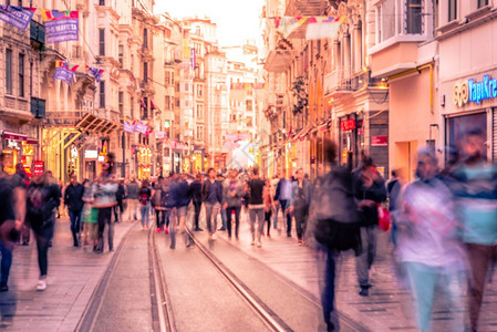 不明身份者在伊斯坦布尔的Istiklal街行走该是2018年4月9日土耳其伊斯坦布尔的受欢迎目地图片