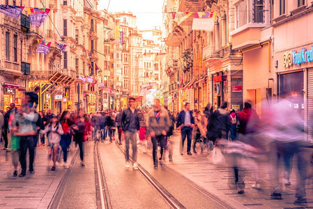 不明身份者在伊斯坦布尔的Istiklal街行走该是2018年4月9日土耳其伊斯坦布尔的受欢迎目地图片