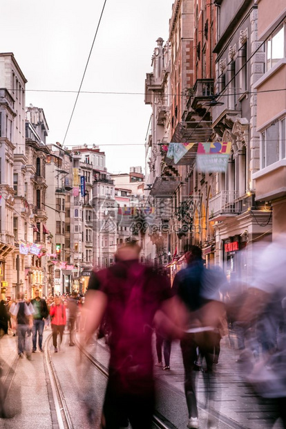 不明身份者在伊斯坦布尔的Istiklal街行走该是2018年4月9日土耳其伊斯坦布尔的受欢迎目地图片