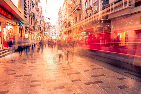 不明身份者在伊斯坦布尔的Istiklal街行走该是2018年4月9日土耳其伊斯坦布尔的受欢迎目地图片