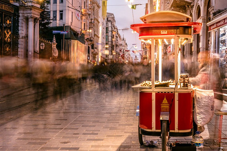 不明身份者在伊斯坦布尔的Istiklal街出售烤栗子Istiklal街是2018年4月9日土耳其伊斯坦布尔的大众目地图片