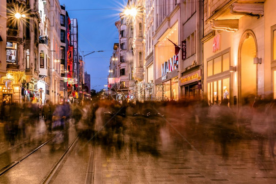 不明身份者在伊斯坦布尔的Istiklal街行走该是2018年4月9日土耳其伊斯坦布尔的受欢迎目地图片