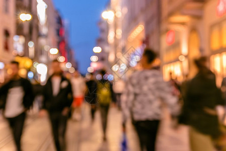 许多匿名人群在土耳其伊斯坦布尔民众目的地Istiklal的繁忙Istiklal街上行走图片