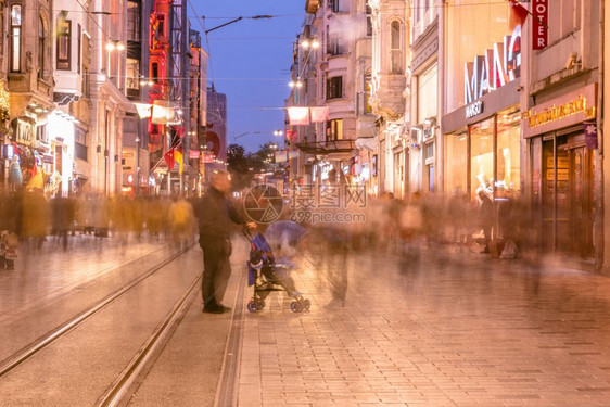 不明身份者在伊斯坦布尔的Istiklal街行走该是2018年4月9日土耳其伊斯坦布尔的受欢迎目地图片