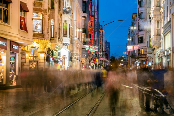 不明身份者在伊斯坦布尔的Istiklal街行走该是2018年4月9日土耳其伊斯坦布尔的受欢迎目地图片