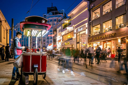 不明身份者在伊斯坦布尔的Istiklal街出售烤栗子Istiklal街是2018年4月9日土耳其伊斯坦布尔的大众目地图片