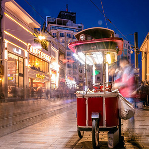 不明身份者在伊斯坦布尔的Istiklal街出售烤栗子Istiklal街是2018年4月9日土耳其伊斯坦布尔的大众目地图片