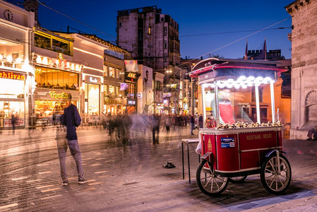 不明身份者在伊斯坦布尔的Istiklal街出售烤栗子Istiklal街是2018年4月9日土耳其伊斯坦布尔的大众目地图片