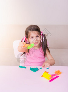 可爱的小女孩在玩橡皮泥图片