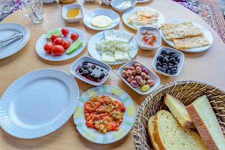 对土耳其传统早餐和木制桌不同食品的顶端观土耳其传统早餐和木制桌不同食品的顶端观土耳其传统早餐和木制桌的顶端观土耳其传统早餐图片