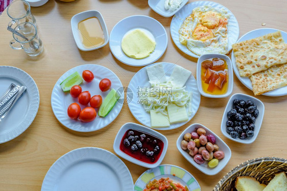 对土耳其传统早餐和木制桌不同食品的顶端观土耳其传统早餐和木制桌不同食品的顶端观土耳其传统早餐和木制桌的顶端观土耳其传统早餐图片