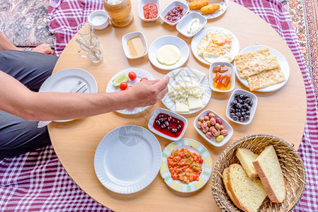 对土耳其传统早餐和木制桌不同食品的顶端观土耳其传统早餐和木制桌不同食品的顶端观土耳其传统早餐和木制桌的顶端观土耳其传统早餐图片