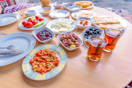对土耳其传统早餐和木制桌不同食品的顶端观土耳其传统早餐和木制桌不同食品的顶端观土耳其传统早餐和木制桌的顶端观土耳其传统早餐图片
