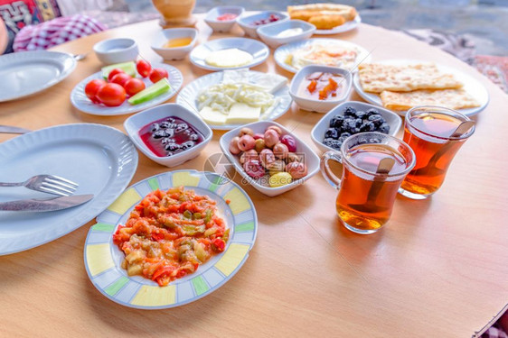 对土耳其传统早餐和木制桌不同食品的顶端观土耳其传统早餐和木制桌不同食品的顶端观土耳其传统早餐和木制桌的顶端观土耳其传统早餐图片