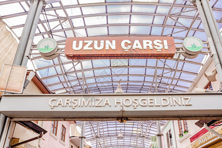UzunCarsiLongBazaar是一个著名的传统集市位于土耳其旧OsmangaziBursa2018年5月日图片